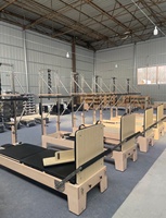 Table trapèze Cadillac en chêne massif et érable, cuir microfibre, équipement de studio Pilates Reformer OEM/ODM pour l'enseignement et la pratique