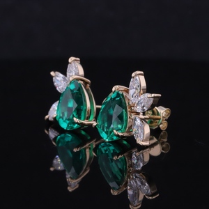 Pendientes Personalizados Starsgem de Oro Sólido de 14K con Corte de Pera, Esmeralda Colombiana Cultivada en Laboratorio y Diamantes Verdes de Laboratorio - Product Image 2