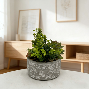 Maceta de Cemento con Diseño Floral y Vegetación Artificial - Decoración Interior Estilo Cottage - Product Image 1