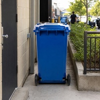 Poubelle en plastique haute résistance 360L avec poignée antidérapante texturée pour la collecte des déchets dans les parcs publics extérieurs et les zones vertes