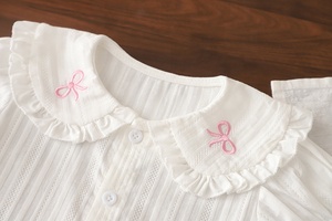 Ensemble deux pièces pour filles : Haut à col volanté brodé avec nœud mignon et short à bretelles imprimé pois avec nœud - Product Image 2