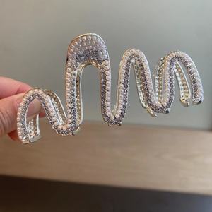 <span class=keywords><strong>Barrettes</strong></span> à <span class=keywords><strong>cheveux</strong></span> en métal Meiyun Snake Unique Pearl Fashion, accessoires d'extension pour l'arrière de la tête pour femmes, pince à <span class=keywords><strong>cheveux</strong></span> - Product Image 3