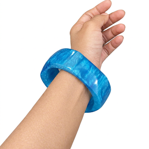Bracelet manchette large et épais en résine bleue, tendance, en acrylique pour femme - Product Image 1