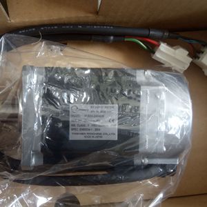 Moteur servo Toshiba VLBSV-ZA04030 400W 3000min IP65 Fabriqué au Japon - Product Image 1