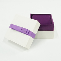 Boîte d'emballage pour bijoux avec couvercle à charnières blanc |   Ruban décoratif violet - Vente en gros et personnalisation