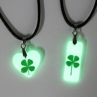 Collier Pendentif Trèfle à Quatre Feuilles Lumineux et Porte-Bonheur, Brille dans le Noir, avec Étoile Croissant au Dos