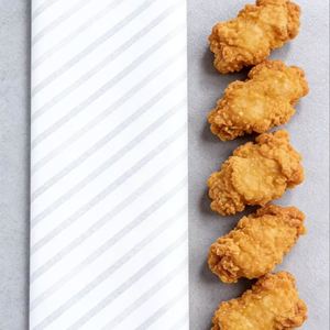 Papel de Envoltura Resistente al Aceite de Grado Alimenticio con Logotipo Personalizado al por Mayor para Hamburgueserías y Restaurantes de Pollo Frito - Product Image 1