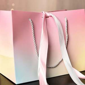 Sac de luxe classique avec poignée, imprimé du logo de la marque, pour la promotion de vêtements, cadeaux, bijoux et achats en détail - Product Image 1