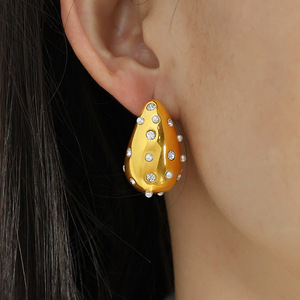 Pendientes colgantes con forma de lágrima, engaste de bisel de diamantes de imitación dorados, joyería de fiesta, poste de acero inoxidable para la oreja - Product Image 3