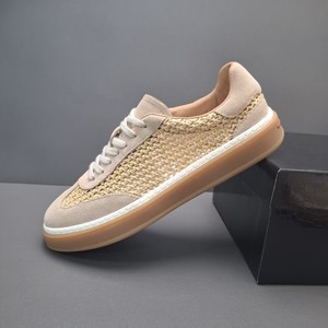 Zapatillas de cuero blanco con cordones, detalle de franja lateral negra en contraste, parte superior de grano suave, zapatillas bajas para correr, suela plana ligera y delgada - Product Image 1