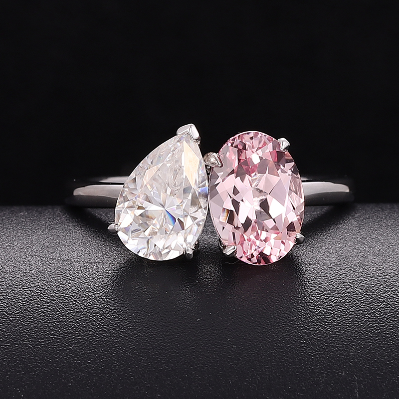 แหวนทองคำแท้ 18K ประดับด้วยอัญมณีสังเคราะห์และมอยซาไนต์