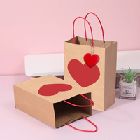 Kraftpapieren cadeauzakje met rode hartprint, 3D hartvormig label, touwhandvat, Valentijnsdag snoep chocolade voedselverpakking, rechtstreeks van de fabriek