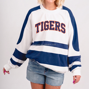 Felpa Girocollo Personalizzata con Ricamo per il Gameday, da Donna, Bianca e Blu Navy, a Blocchi di Colore, a Righe, Raglan, Oversize, con Logo della Squadra Universitaria - Product Image 1