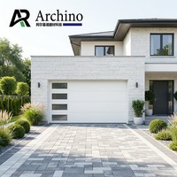Porte de garage automatique moderne de luxe en alliage d'aluminium noir avec surface finie et fenêtres pour usage en villa