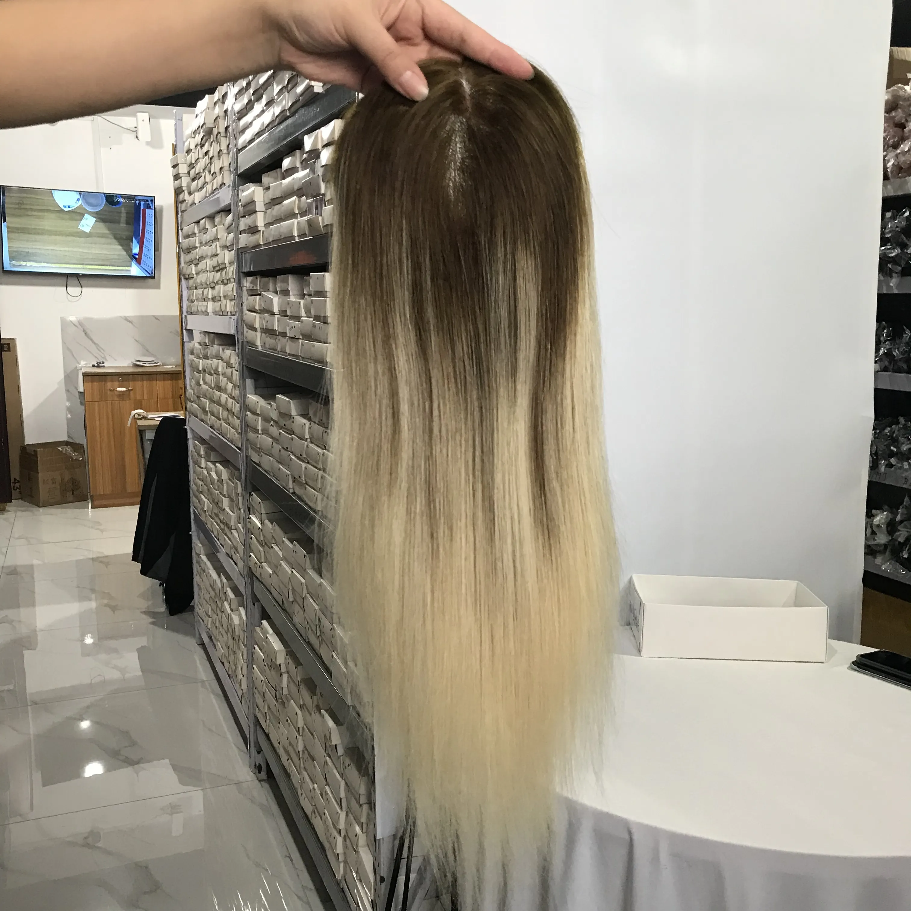 Colore biondo di alta qualità con radici MONO HairToppers per capelli diradati donne Clip di diverse dimensioni nella parte superiore dei capelli frangia dei capelli