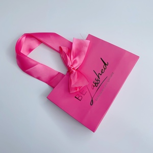 Bolsas de Papel de Lujo Personalizadas con Logotipo, Cinta, Impresión Serigráfica, Reciclables, Color Rosa Intenso, Bolsas de Regalo con Estampado Dorado y Plateado - Product Image 4