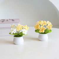 Handgemaakte gebreide vergeet-mij-nietjes bloemen, creatieve kleine kunstplanten in pot voor thuisdecoratie, unieke ornamenten, cadeaus