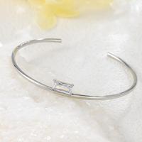 Bracelet jonc minimaliste en acier inoxydable plaqué or 18 carats PVD avec zircone rectangulaire pour femme, idéal pour les fêtes et les cadeaux