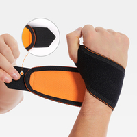 Attelle de soutien du poignet avec zones de préhension larges et système de sangle réglable pour le maintien du poignet lors de la pratique du fitness
