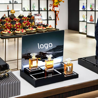 Support d'affichage lumineux en acrylique personnalisable pour la publicité sur le comptoir de produits de soin de la peau, de maquillage et de parfums dans les grands magasins