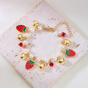 Braccialetto con ciondoli a forma di fragola e ciliegia rosse, dolce e carino, per donna, fatto a mano, con perle finte, braccialetto a tema frutta, gioielli Y2K, regali per feste - Product Image 3