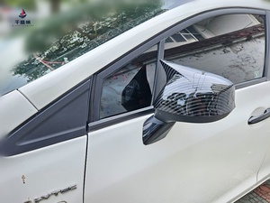 Pièces de modification pour Honda Civic 9ème génération 11-15 : Rétroviseur arrière en fibre optique avec cornes de démon - Product Image 2