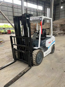 Chariot élévateur à fourche TCM FD30 4WD d'occasion, capacité de charge de 3 tonnes, moteur diesel, pneus pleins, équipement de manutention en extérieur - Product Image 3