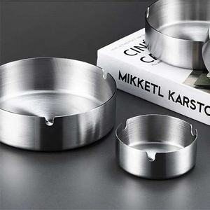 Cendrier à cigarettes rond en acier inoxydable Cendrier en métal argenté de table portable pour fumeur Cendres volantes Décoration de la maison - Product Image 4