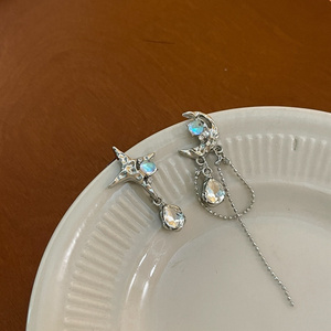 Orecchini pendenti in pietra asimmetrici al chiaro di luna con nappine per ragazze gioielli di moda personalizzati orecchini luna e stella - Product Image 1