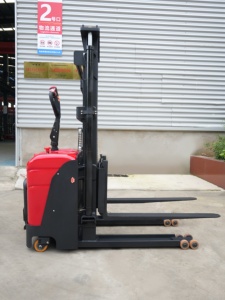 รถยกไฟฟ้าแบบยืนขับ รับน้ำหนัก 1500 กก. มอเตอร์ดีซี ใช้งานภายในอาคาร ความยาวงา 1200 มม. - Product Image 2