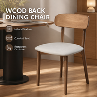 Chaise de salle à manger en bois naturel, dossier incurvé et assise rembourrée crème, prix promotionnel au Mill House Pantry Cafe et au comptoir de la charcuterie