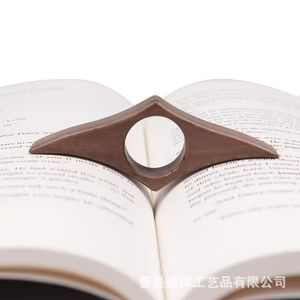 Prensa para libros de madera maciza, marcapáginas de madera reutilizable en forma de abanico para leer libros - Product Image 3