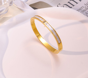 Brazalete de Acero Inoxidable con Baño de Oro de 18K y Incrustaciones Naturales |   Pulsera Hipoalergénica, Duradera y Resistente a la Decoloración para Mujer - Product Image 2