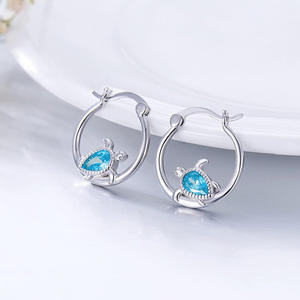 Boucles d'oreilles créoles tortue argentées avec cristaux bleus taille poire sertis clos, pour femme, motif animal mignon, à porter au quotidien - Product Image 3