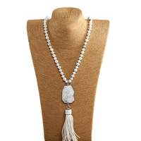 Collier Bohème Tendance pour Femme avec Pierres Naturelles de 8 mm, Cristal et Verre, Nœuds et Pendentif Pompon en Pierre Naturelle Irrégulière