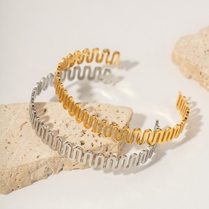 กำไลข้อมือเส้นกลวงเรียบ PVD ชุบกันน้ำเครื่องประดับสแตนเลสแฟชั่นคดเคี้ยวไปมาประสบความสำเร็จกำไลข้อมือถนน - Product Image 4