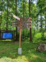 Signalétique extérieure personnalisée haut de gamme : Panneau de signalisation incliné en acier inoxydable durable pour les communautés, les parcs et les hôpitaux