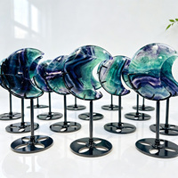 Ornement en cristal de fluorite arc-en-ciel naturelle sculpté en forme de lune, pierre verte et violette, sur support d'exposition pour bureau ou étagère