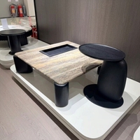 Ensemble de tables basses asymétriques contrastées, comprenant une table principale grand format à panneaux jet et une table d'appoint étroite et mince de style salon