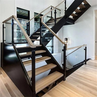Escalier garde-corps en verre après garde-corps en verre sans cadre détail