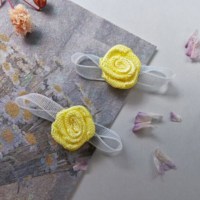 Mini roses en ruban, fleurs artificielles en nylon, rosettes de couleurs mélangées avec des feuilles vertes pour modèle de lingerie S6187