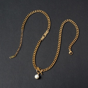 Collar de Cadena Cubana con Cierre OT de Acero Inoxidable Clásico y Elegante, con Letras del Alfabeto y Perlas de Imitación - Product Image 3