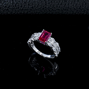 Anillo de Plata S925 con Rubí Cultivado en Laboratorio con Corte Esmeralda, Delicado y Moderno - Product Image 2