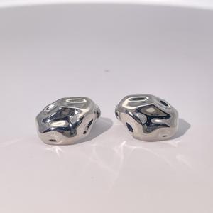 Boucles d'oreilles clous classiques simples sans pierres précieuses en forme de grande vague Tianyu Gems, en laiton plaqué or, unisexe - Product Image 2