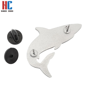 Épinglette en émail plaqué or moderne, motif requin blanc, création artisanale sur le thème de la vie marine, des océans et des créatures aquatiques, cadeau, fabrication usine avec 20 ans d'expérience - Product Image 4