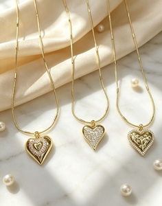 Collar con Colgante de Corazón Chapado en Oro de 18k, Diseño Exquisito de Joyería de Moda con Cadena de Serpiente - Product Image 3