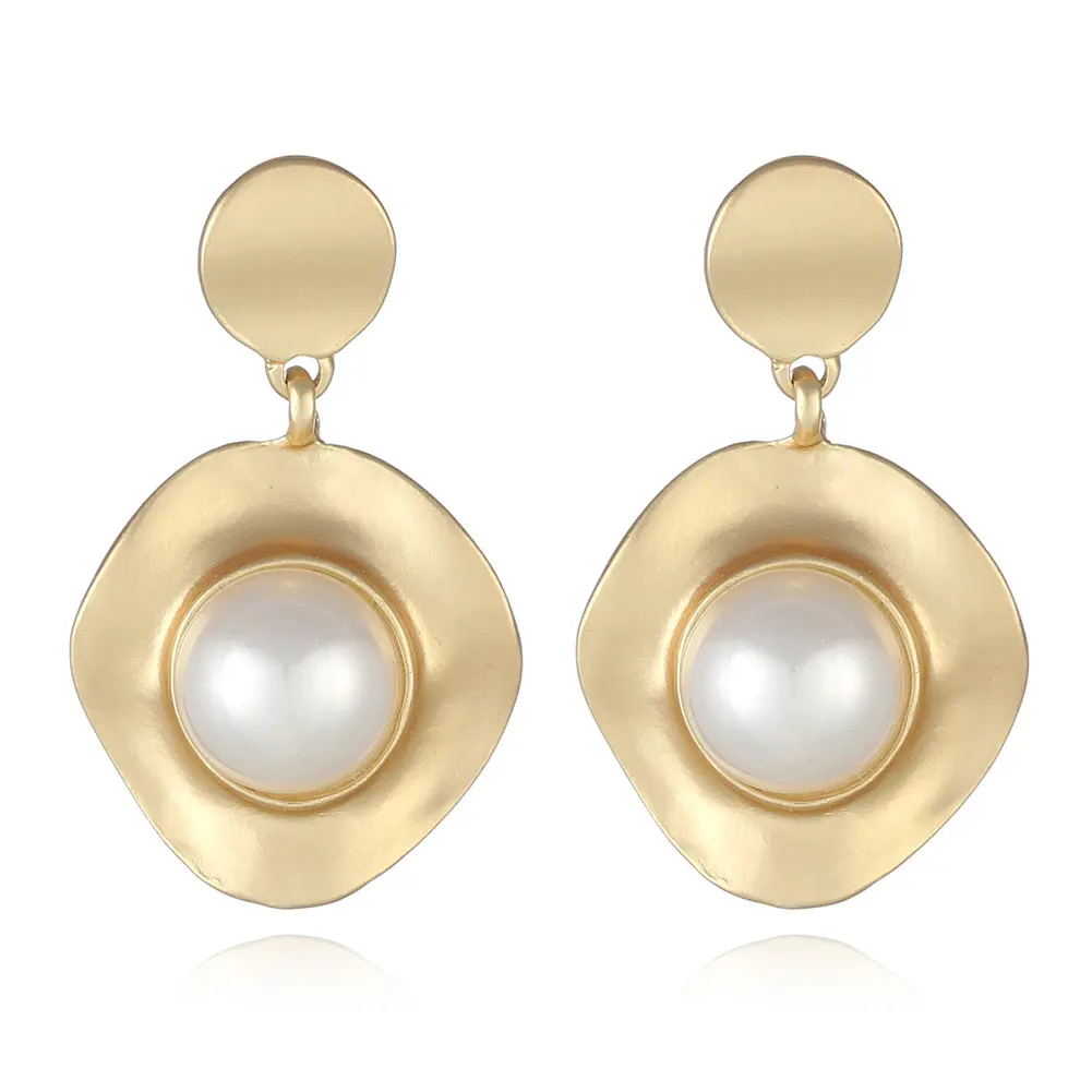 新しいファッションメタルシンプルなイヤリング誇張された模造真珠のイヤリング女性のための人気のジュエリー