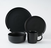 Service de table en céramique noire glacée élégante, assiettes, bols et tasses pour la cuisine à domicile, les repas quotidiens, la table de café, le restaurant moderne