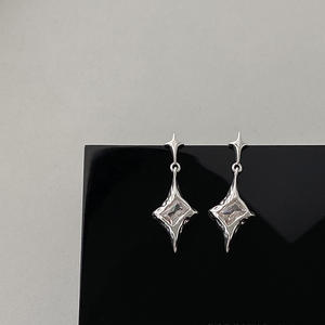 Boucles d'oreilles en alliage de cuivre, forme d'étoile, zircon carré de haute qualité, plaqué rhodium vintage, pour femmes, automne-hiver - Product Image 1