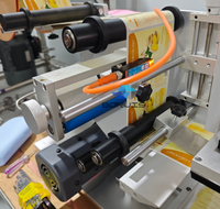 Machine d'étiquetage semi-automatique pour les étiquettes de bouteilles plates de détergent